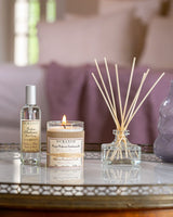 Durance Raumduft-Set Fleur de Musc (Moschusblüte): Raumspray, handgefertigte Duftkerze und Diffusor auf einem silbernen Tablett vor fliederfarbenem Hintergrund