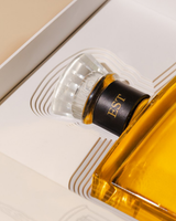 Detailaufnahme Château d'Estoublon Olivenöl Vierge Extra 750ml mit Glasstopfen und Flaschenhals in edler Verpackung
