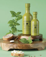 A L'Olivier Basilikum-Maceration in 100ml und 250ml Flaschen mit frischem Basilikum und Brot auf Holzplatte
