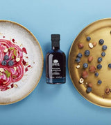 A L'Olivier Fruchtessig mit Blaubeere neben Dessert mit Heidelbeeren und Nüssen