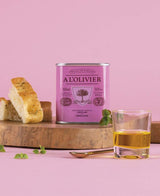 A L'Olivier Gartenoregano Olivenöl-Zubereitung in 150ml Dose, dekoriert mit Oreganoblättern, Brot und Olivenöl als Serviervorschlag für mediterrane Speisen