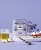 A L'Olivier Lavendel Olivenöl-Zubereitung in 150ml Dose, dekoriert mit Lavendelblüten, Olivenöl und feinen Häppchen als Serviervorschlag für kreative Gourmetgerichte