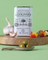 A L'Olivier Knoblauch Olivenöl in weißer Dose mit Knoblauch, Oliven und Gemüsespießen