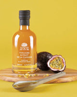 A L'Olivier Essig mit Passionsfrucht, 200ml Flasche auf gelbem Hintergrund mit frischer Passionsfrucht – exotisch-fruchtige Essigspezialität mit tropischer Süße und feiner Säure für Salate, Meeresfrüchte, Geflügel, Obstsalate und kreative Vinaigrettes