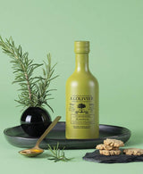 A L'Olivier Rosmarin-Maceration auf Tablett mit frischem Rosmarin und Servierlöffel