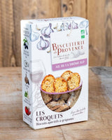 Verpackung von Biscuiterie de Provence „Les Croquets – Ail de la Drôme IGP“ (Knoblauch), mit Sichtfenster und abgebildeten knusprigen Brotscheiben, fotografiert auf Holzuntergrund