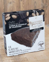 Biscuiterie de Provence Mandelkuchen mit dunkler Valrhona-Schokolade in Verpackung, auf Holztisch präsentiert
