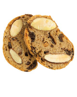 Nahaufnahme von zwei Biscuiterie de Provence Croquets mit schwarzen Oliven (Nyons): knusprige Brotscheiben mit luftiger Struktur, sichtbaren Mandelstücken und dunklen Olivenstückchen, freigestellt auf hellem Hintergrund
