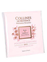 Collines de Provence Duftbeutel Rose und Hibiskus Duo in rosafarbener Verpackung mit rosa Blütenmotiven auf hellem Hintergrund.