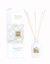 Collines de Provence Duftdiffuser Pfingstrose mit weißen Duftstäbchen und weißer Glasflasche neben passender Produktverpackung auf hellem Hintergrund.