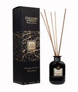 Collines de Provence Duftdiffuser Schwarze Rose mit schwarzen Duftstäbchen und schwarzer Glasflasche neben passender Produktverpackung auf hellem Hintergrund.
