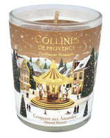 Collines de Provence Duftkerze Mandelgebäck 75gr im geöffneten Glas mit sichtbarem Holzdocht und weihnachtlich gestaltetem Etikett