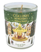 Collines de Provence Duftkerze Tannenwald 75 ml im geöffneten Glas mit sichtbarem Holzdocht und weihnachtlich gestaltetem Etikett