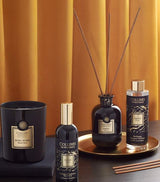 Collines de Provence Duftkollektion mit Ebenholz und Schwarze Rose, bestehend aus Duftkerze, Duftdiffuser, Raumspray und Nachfüllung
