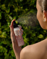 Collines de Provence Sakura Duftnebel wird auf Körper und Haare im Garten aufgesprüht