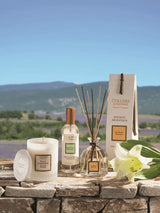 Collines de Provence Duftset Weiße Lilie mit Duftkerze, Raumspray und Duftdiffusor in sommerlicher Landschaft.
