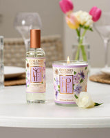 Collines de Provence Soleil Raumspray und Duftkerze mit Blütenmotiv auf gedecktem Tisch