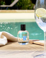 Collines de Provence Tiaré Eau Fraîche Flakon am Pool neben Zitronengetränk und Handtuch