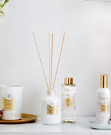 Collines de Provence Néroli & Coton Raumduftkollektion mit Duftkerze, Duftdiffuser, Nachfüllflakon und Raumspray in elegantem Weiß-Gold-Design