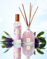 Collines de Provence Patchouli & Tonkabohne mit Raumspray und Duftdiffuser, dekorativ arrangiert mit violetten Blüten