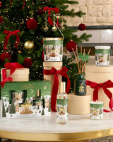 Collines de Provence Raumduft-Kollektion Tannenwald mit Duftkerzen, Diffuser und Raumspray vor geschmücktem Weihnachtsbaum
