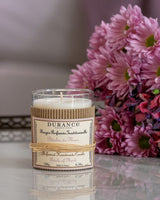 Durance handgefertigte Duftkerze Moschusblüte (Pétales de Musc), 180g im Glas mit Riffelpappe-Manschette und Bastschleife