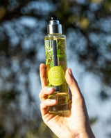 Durance Body Dry Oil Verbene trockenes Körper- und Haaröl Sparkling Verbena 100 ml in der Hand gehalten natürliche Outdoor Aufnahme Provence Pflegeöl
