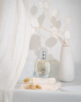 Durance Eau de Parfum Camélia Éclatant 50 ml als elegante Lifestyle-Aufnahme mit heller, minimalistischer Umgebung und natürlicher Dekoration