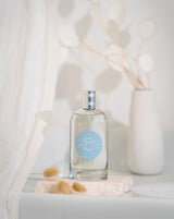 Durance Eau de Toilette Coton Musc 100 ml als Lifestyle-Aufnahme auf hellem Untergrund mit dekorativen Natur-Elementen und sanfter, minimalistischer Atmosphäre