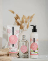 Durance PflegesetZarte Seerose mit Duschgel, Eau de Toilette und Bodylotion in sanfter Badezimmerumgebung mit natürlichen Deko-Elementen