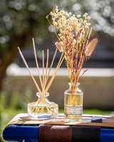 Durance Floral Reed Diffuser Fleur de Monoï dekorativer Raumduft im Glasflakon mit Duftstäbchen und Trockenblumen