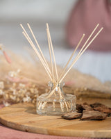 Durance Diffuser mit Holzstäbchen auf einem Holztablett mit Dekoration
