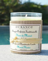 Durance Duftkerze Monoi-Blüte, 180g im sommerlichen Ambiente am Pool