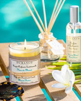 Durance Duftkerze Monoi-Blüte und Raumspray im tropischen Ambiente mit weißen Blüten