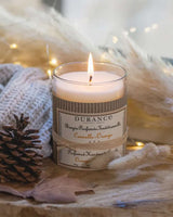 Brennende Durance Duftkerze Orange-Zimt, 180g im warmen Winterambiente mit Tannenzapfen
