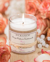 Brennende Durance Duftkerze Rose, 180g im romantischen Ambiente mit Rosenblüten