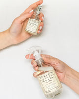 Durance Kopfkissenspray und Wäschespray Weiße Kamelie in der Hand