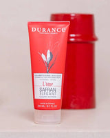 Durance Herren Shampoo & Duschgel „Safran Elegant“ in roter Tube vor schlichtem Hintergrund mit rotem Dekoelement