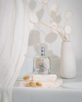 Durance Eau de Parfum Délicat Nymphéa 50 ml Flakon dekorativ auf Stein mit natürlichem Hintergrund inszeniert