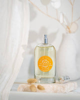 Durance Eau de Toilette Fleur d’Oranger 100 ml Flakon geöffnet dekorativ auf Stein mit natürlichem Hintergrund