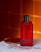 Durance Eau de Toilette Homme Safran Elegant in Flasche mit Safran auf Tisch