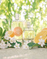 Durance Fleur d’Oranger Eau de Toilette und Parfum Flakons mit Orangen und Blüten dekorativ im Freien inszeniert