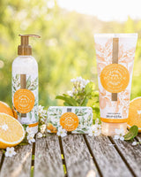 Durance Pflegeset Fleur d’Oranger mit Bodylotion, Duschgel und Seife, dekoriert mit Orangen und Blüten im sonnigen Gartenambiente