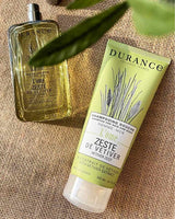 Durance Herrenpflege Set mit Eau de Toilette und 2-in-1 Duschgel Vetiver auf natürlichem Stoff mit grünen Blättern