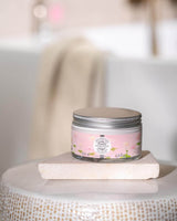 Durance Körpercreme Zarte Seerose im Glas auf Steinablage im Badezimmer, sanftes Pflegeprodukt mit floralem Duft