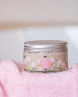 Durance Körperpeeling Zarte Seerose 200 ml im Glastiegel auf weichem rosa Handtuch im Badezimmer