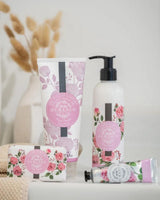 Durance Körperpflege-Set Rosenblütenblatt mit Duschgel, Bodylotion, Seife und Handcreme im hellen Badezimmer mit Rosenmotiv