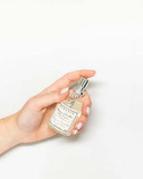 Durance Lavendel Kopfkissenspray in der Hand beim Sprühen