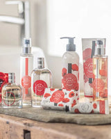 Durance Pretty Poppy Mohnblume komplette Pflegeserie mit Parfum Duschgel Bodylotion Body Spray und Seife dekorativ im Badezimmer arrangiert
