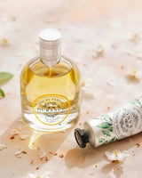 Durance Eau de Parfum Orangenblüte neben Handcreme mit Blüten dekoriert